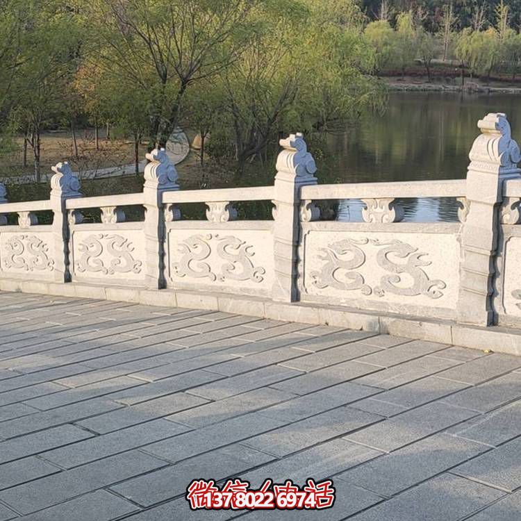 精美青石浮雕石拱橋裝飾，營(yíng)造舒適安全的公園氛圍