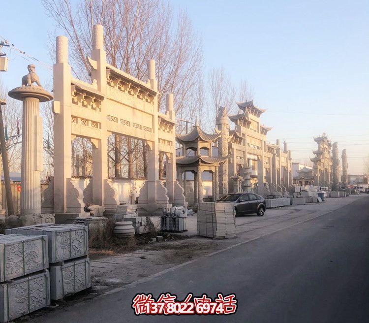 大理石門(mén)牌樓，點(diǎn)綴村莊入口