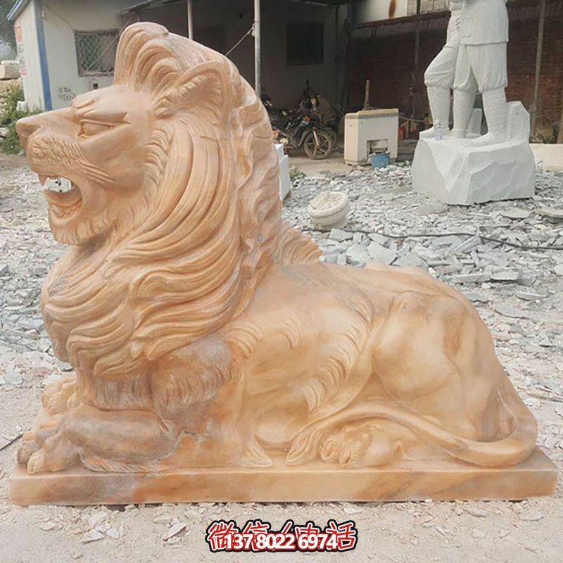 兇猛獅子紅石雕臥著雕塑，為公園景區(qū)添彩晚霞之美