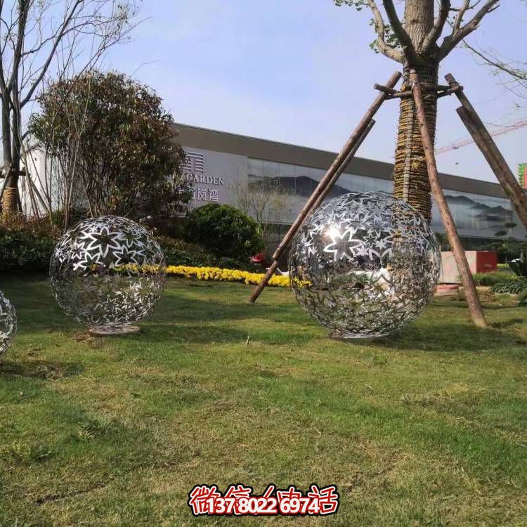 藝術(shù)雕塑裝置以不銹鋼和樹葉為原料，鏤空球造型，為戶外廣場和草坪增添藝術(shù)氣息