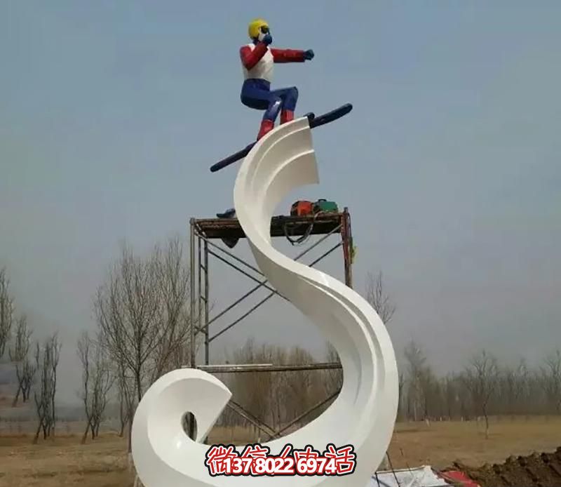 彩繪不銹鋼雕塑，把滑雪運(yùn)動主題人物雕刻到廣場上