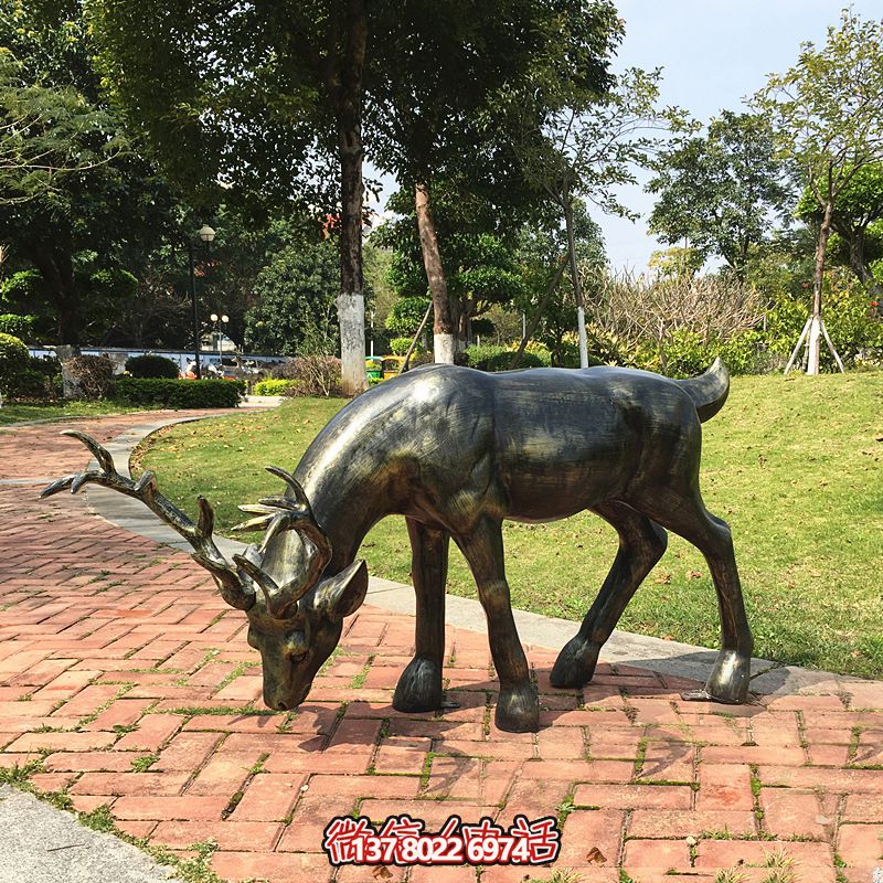 精美鹿雕塑，在公園里覓食的活力象征