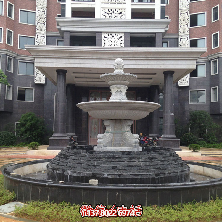 清新的雙層噴泉水雕裝飾，為辦公大樓門前增添靈動(dòng)氣息